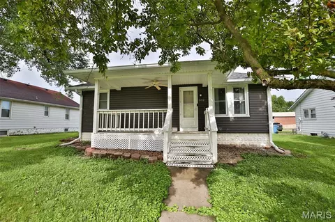 332 Park Dr, Bethalto, IL 62010