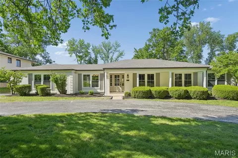 10 Spoede Woods Dr, Creve Coeur, MO 63141