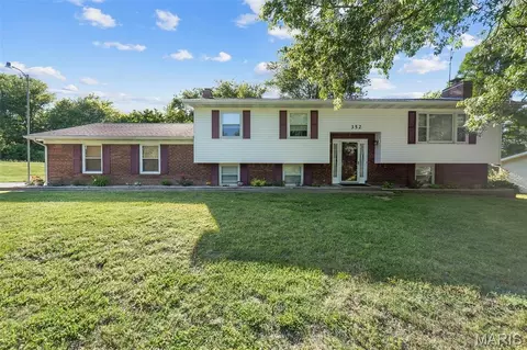 352 Rolling Hills Dr, Cape Girardeau, MO 63701