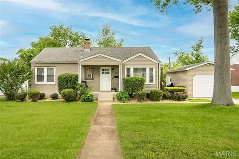 581 Meadowridge Dr, Kirkwood, MO 63122