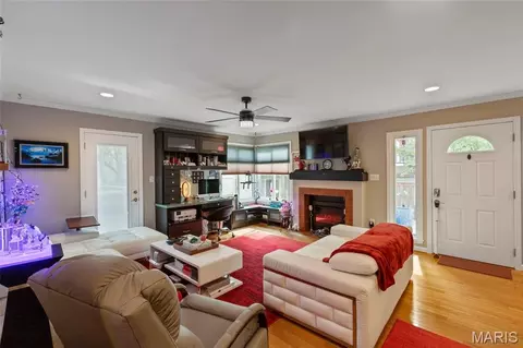 Living - 608 Highview Circle Dr, Ballwin, MO 63021 photo 2 of 4