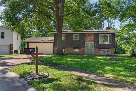 154 Parkside Acres Dr, Fenton, MO 63026