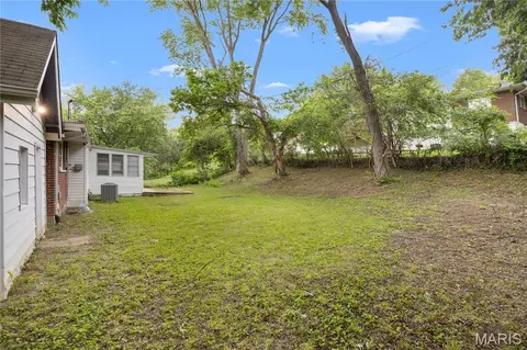 Exterior - 931 Thatcher Ave, Ferguson, MO 63135 photo 3 of 4