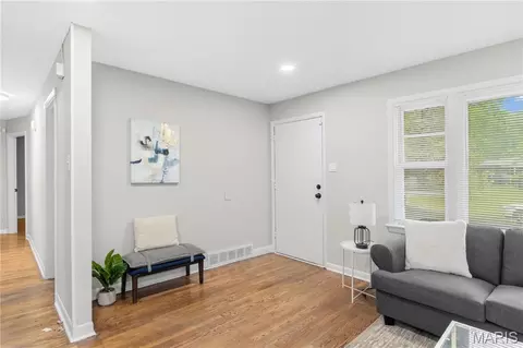 Entry Way - 931 Thatcher Ave, Ferguson, MO 63135 photo 1 of 3