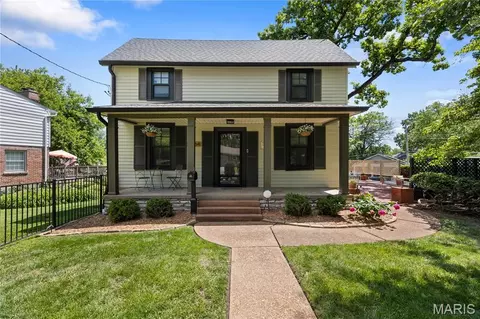 8564 Big Bend Blvd, Webster Groves, MO 63119
