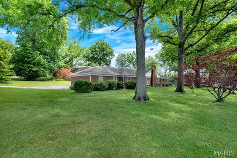 9071 Monmouth Dr, Saint Louis, MO 63117