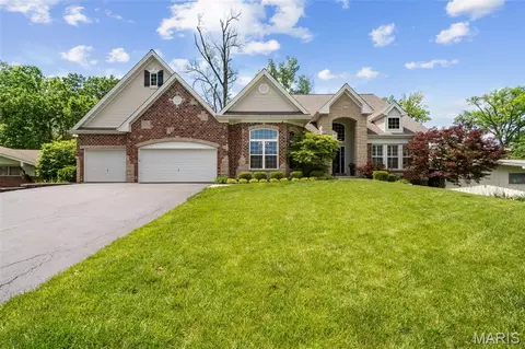1535 Fawnvalley Dr, Des Peres, MO 63131