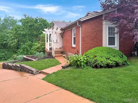 3024 Autumn Lakes Ct, Maryland Heights, MO 63043