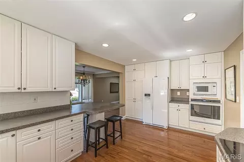 Kitchen - 159 Spring Oaks Dr, Ballwin, MO 63011 photo 4 of 5
