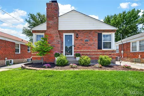 8832 Lawn Ave, Brentwood, MO 63144
