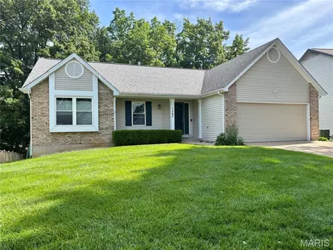 1265 Colby Dr, Saint Peters, MO 63376