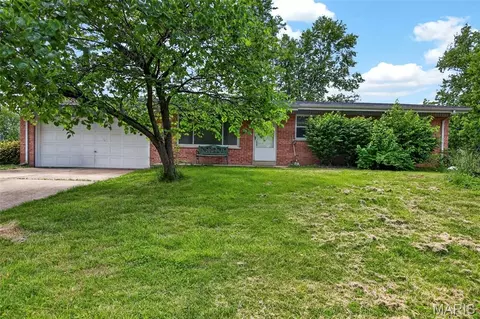 33 Cloverdale Dr, Saint Charles, MO 63304