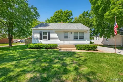 806 Taylor Ave, Godfrey, IL 62035