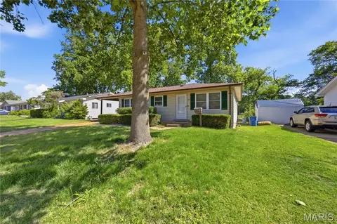 809 Lightwood Dr, Hazelwood, MO 63042