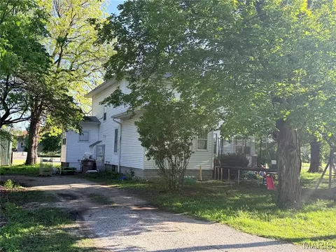 607 Springfield Rd, Gillespie, IL 62033 photo 2