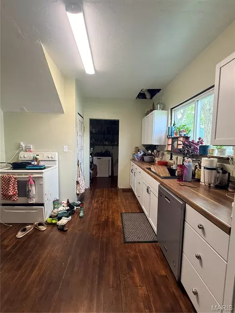 Kitchen - 607 Springfield Rd, Gillespie, IL 62033 photo 2 of 3