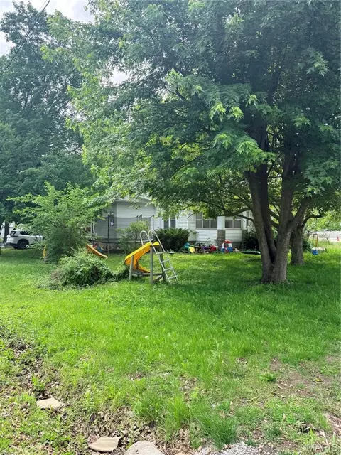 Exterior - 607 Springfield Rd, Gillespie, IL 62033 photo 5 of 9