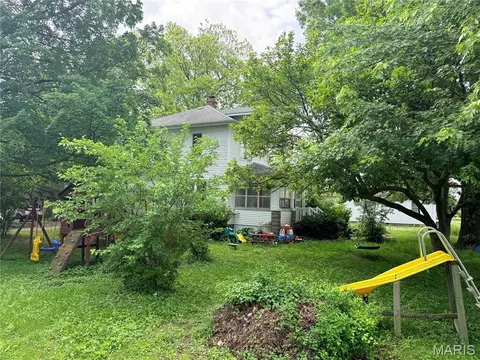 Exterior - 607 Springfield Rd, Gillespie, IL 62033 photo 4 of 9