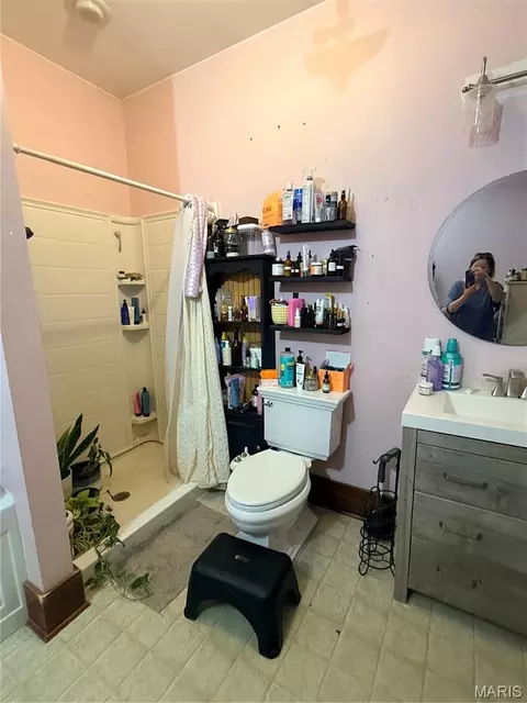 Bath - 607 Springfield Rd, Gillespie, IL 62033 photo 1 of 2