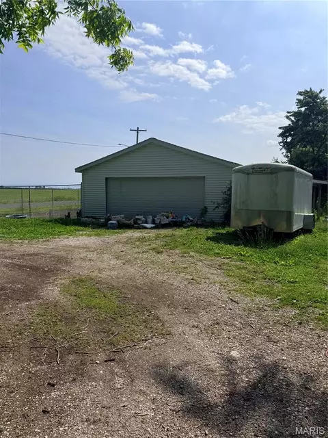 Exterior - 607 Springfield Rd, Gillespie, IL 62033 photo 7 of 9