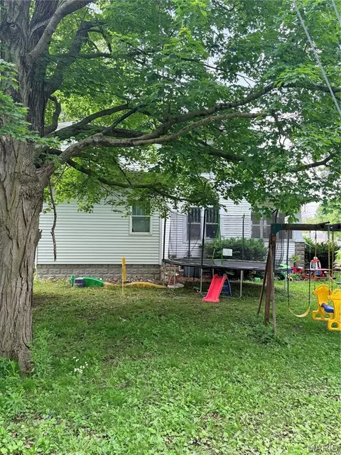 Exterior - 607 Springfield Rd, Gillespie, IL 62033 photo 3 of 9