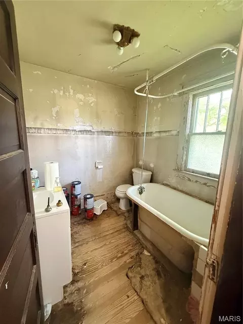 Bath - 607 Springfield Rd, Gillespie, IL 62033 photo 2 of 2