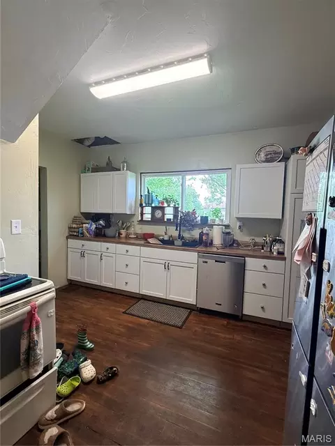 Kitchen - 607 Springfield Rd, Gillespie, IL 62033 photo 1 of 3