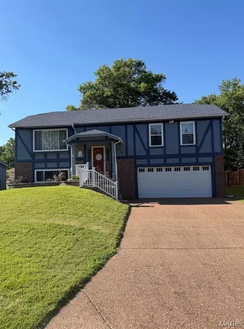 30 Trade Winds Dr, Saint Peters, MO 63376