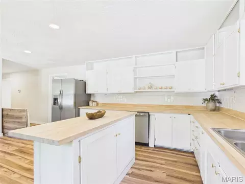 Kitchen - 21700 Highway Y, Saint Robert, MO 65584 photo 9 of 11