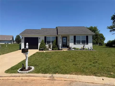 327 Bucking Horse Dr, Farmington, MO 63640