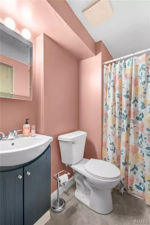Bath - 16 Saddleback Ct, O'fallon, MO 63368 photo 2 of 3