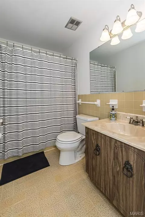 Bath - 716 Reinke Rd, Ballwin, MO 63021 photo 4 of 6
