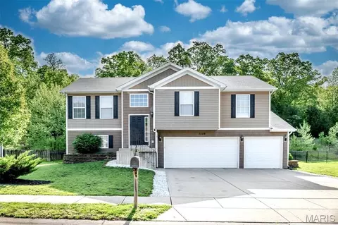1548 St Charles Dr, Hillsboro, MO 63050