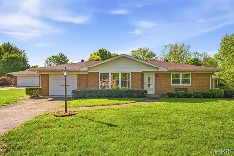 300 Longview Dr, Belleville, IL 62223