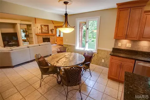 Dining - 4432 Thatcher Rd, Alton, IL 62002 photo 4 of 5