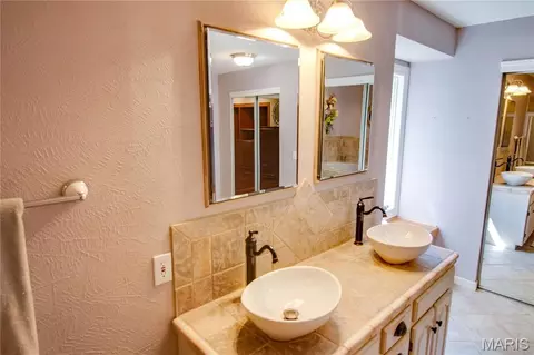 Bath - 4432 Thatcher Rd, Alton, IL 62002 photo 3 of 8