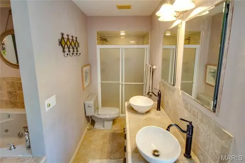 Bath - 4432 Thatcher Rd, Alton, IL 62002 photo 4 of 8