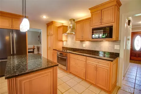 Kitchen - 4432 Thatcher Rd, Alton, IL 62002 photo 2 of 4