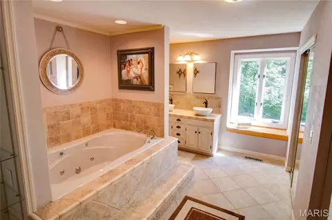 Bath - 4432 Thatcher Rd, Alton, IL 62002 photo 2 of 8