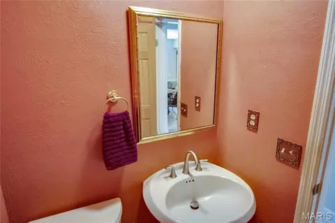 Bath - 4432 Thatcher Rd, Alton, IL 62002 photo 1 of 8