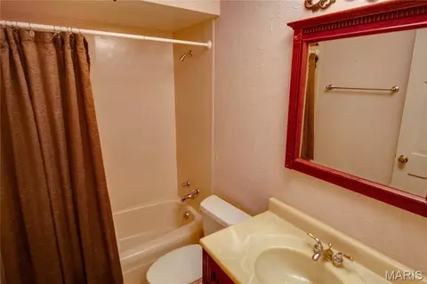 Bath - 4432 Thatcher Rd, Alton, IL 62002 photo 6 of 8