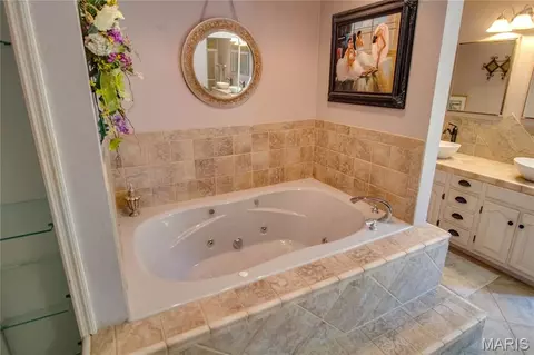 Bath - 4432 Thatcher Rd, Alton, IL 62002 photo 5 of 8