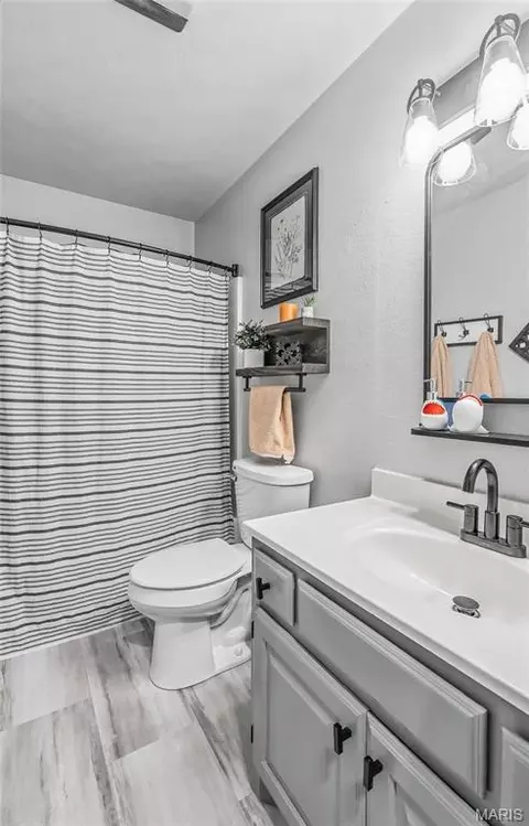 Bath - 227 Robin Ct, Bourbon, MO 65441 photo 2 of 4