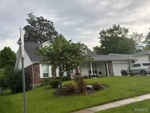 916 Parkfield Ter, Manchester, MO 63021