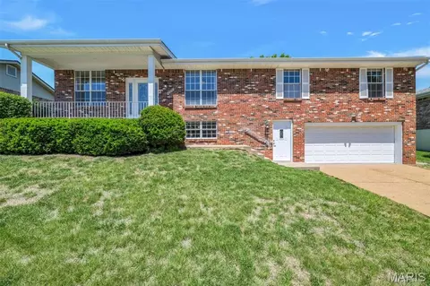 4863 Vermilion Dr, Saint Louis, MO 63128