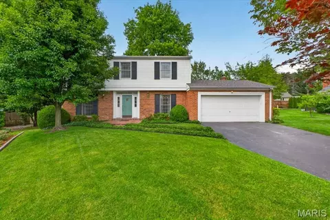 925 Winterwood Ln, Ladue, MO 63124