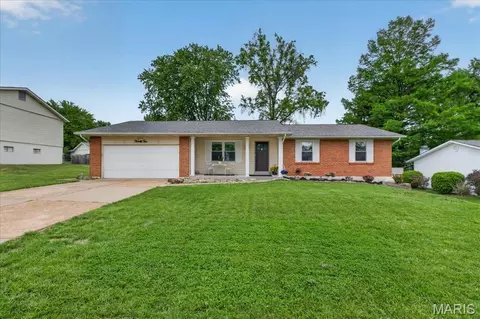 22 Armitage Dr, Saint Peters, MO 63376
