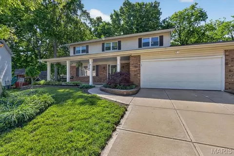 52 Smoke Tree Ct, Fenton, MO 63026