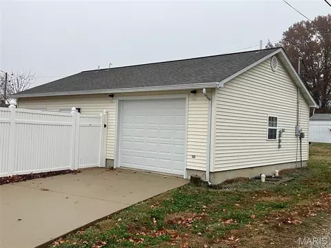 221 Sharp St, Beckemeyer, IL 62219 photo 2