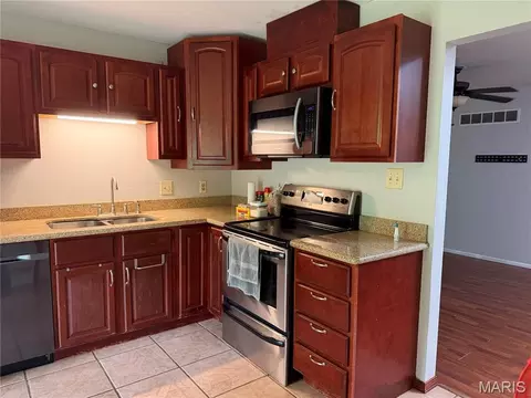 Kitchen - 2042 Catlin Dr, Barnhart, MO 63012 photo 2 of 5